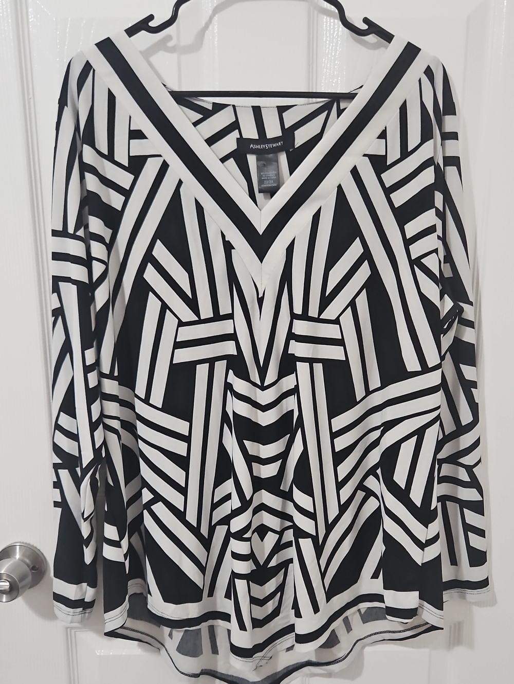 Ashley Stewart Black & White Geometric V-Neck Long Sleeve Blouse Size 22/24